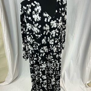 Lane Bryant Monochrome Floral Pattern Dress size 18/20 v neck stretchy